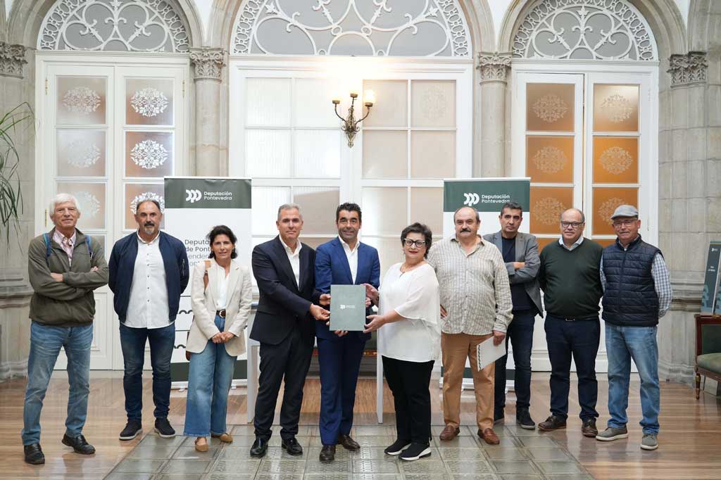 O presidente e vicepresidente da Deputación na firma de convenio cos comuneiros de Príncipe Felipe