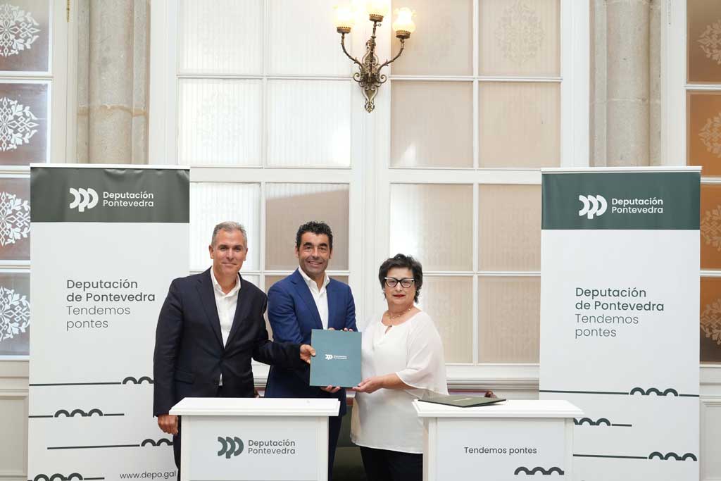 O presidente e vicepresidente da Deputación na firma de convenio cos comuneiros de Príncipe Felipe