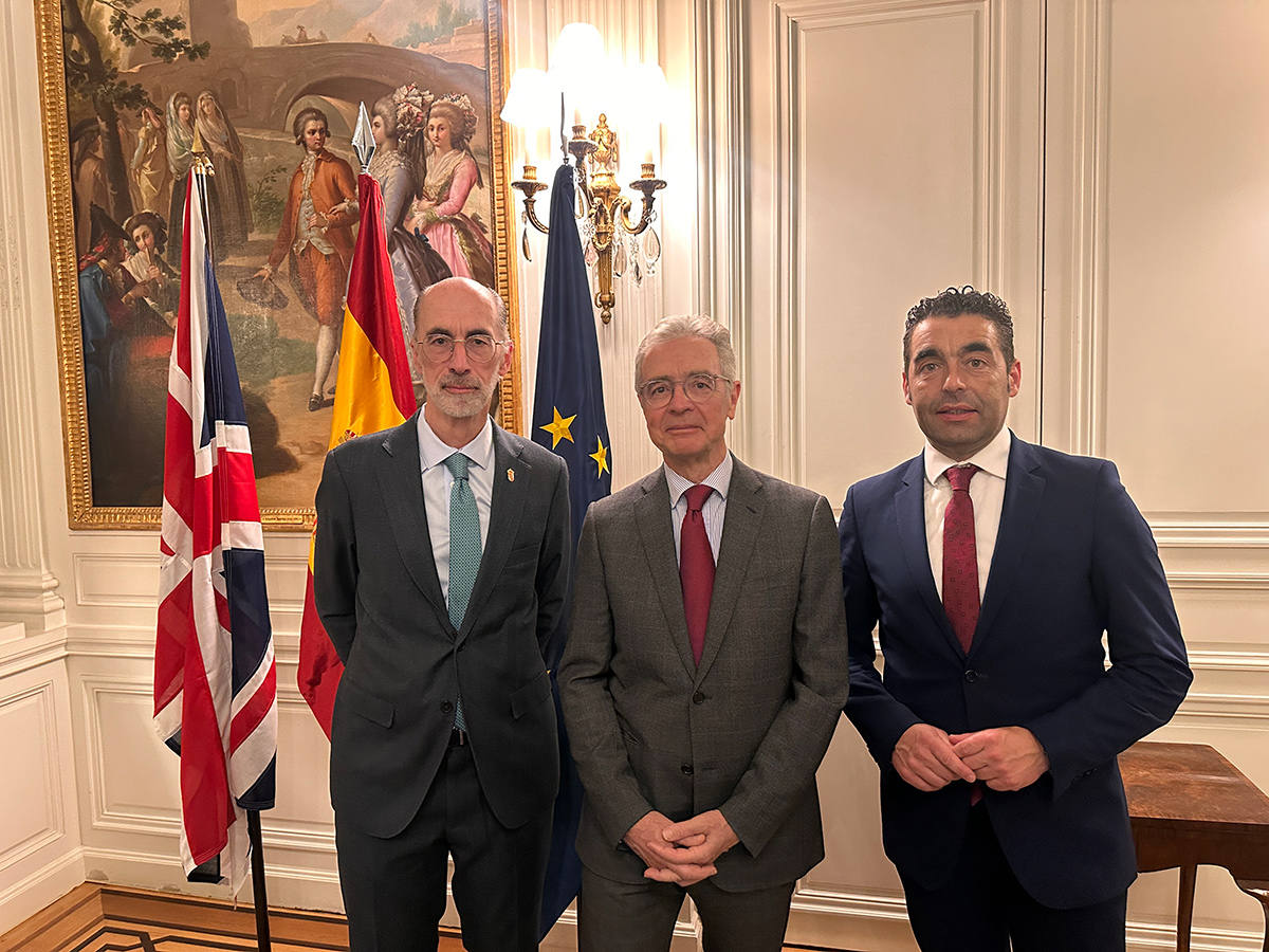 Luis López acompañado de Jesús Vázquez Almuíña, e o embaixador José Pascual Marco Martínez
