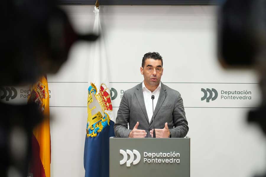conferencia de prensa de Luis López sobre o Premio da Cultura Galega á Bienal