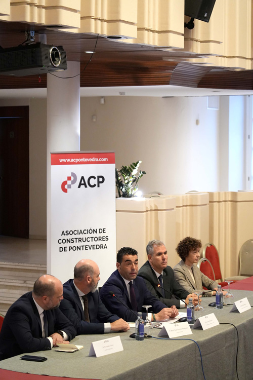 Luis López traslada á construción o seu apoio como sector clave e estratéxico