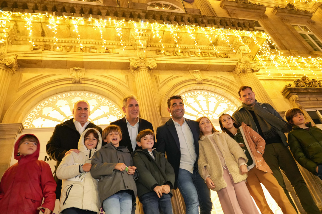 Luis López acende a iluminación do Nadal na Deputación