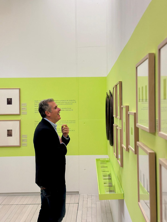 Rafa Domínguez na exposición Debuxar coa luz