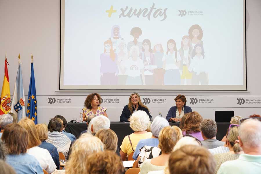 Paula Bouzós nun encontro coas asociación participantes en máis xuntas