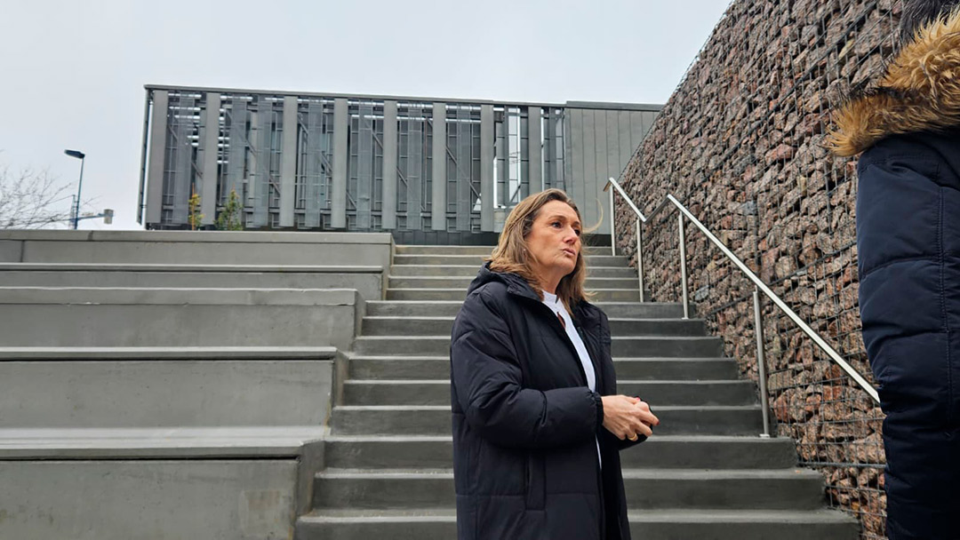 Luisa Sánchez visita muro Navia