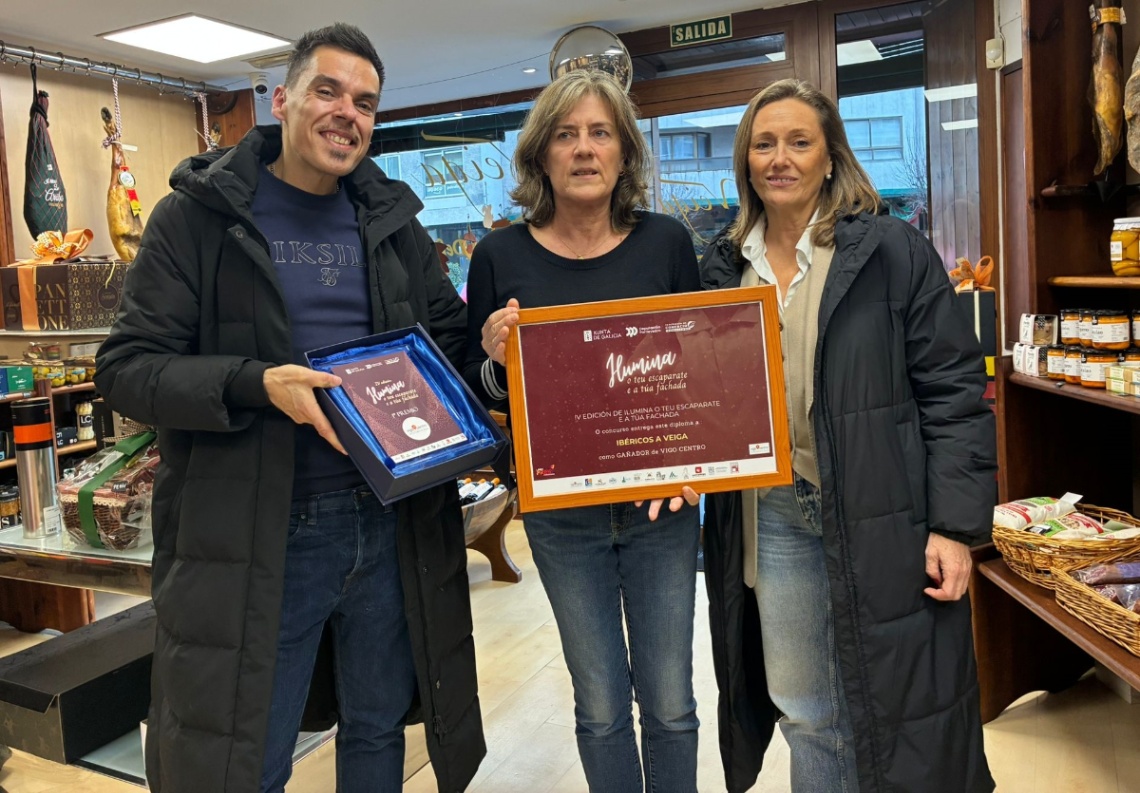 Luisa Sánchez salienta o “valor diferencial” do comercio de proximidade durante a entrega do premio ‘Ilumina o Teu Escaparate’ en Vigo Centro