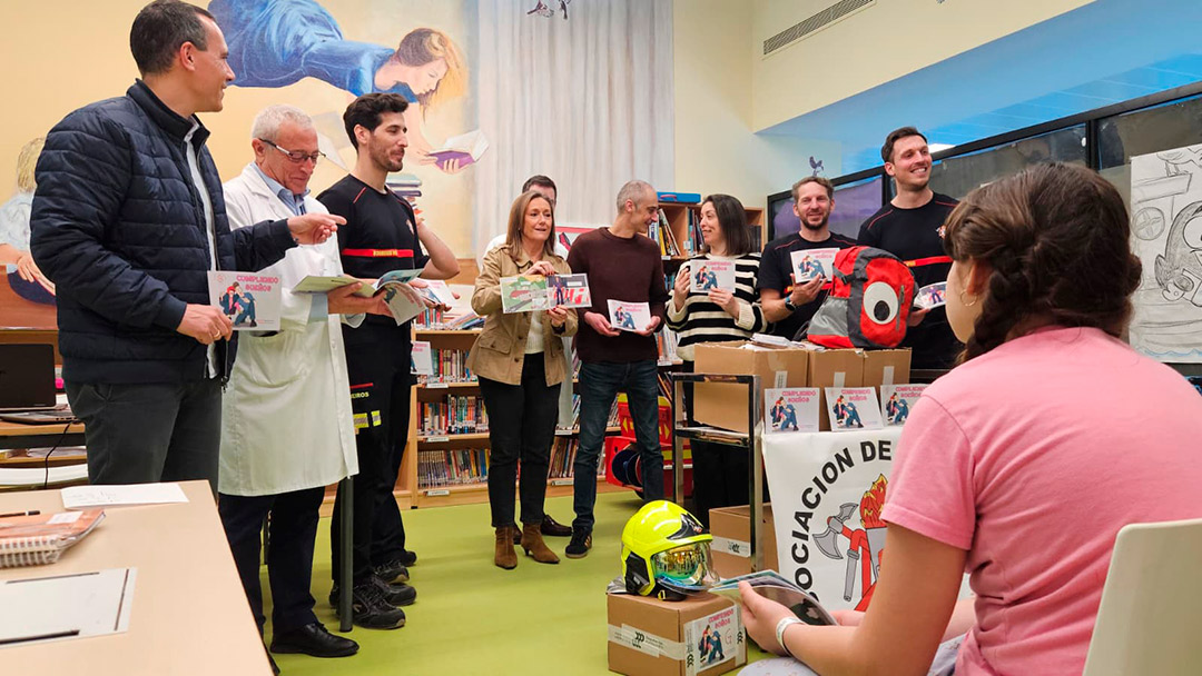 A Deputación de Pontevedra e a Asociación Bombeiros de Vigo entregan 2.000 exemplares do conto ‘Cumprindo soños’ a nenos e nenas do Hospital Álvaro Cunqueiro