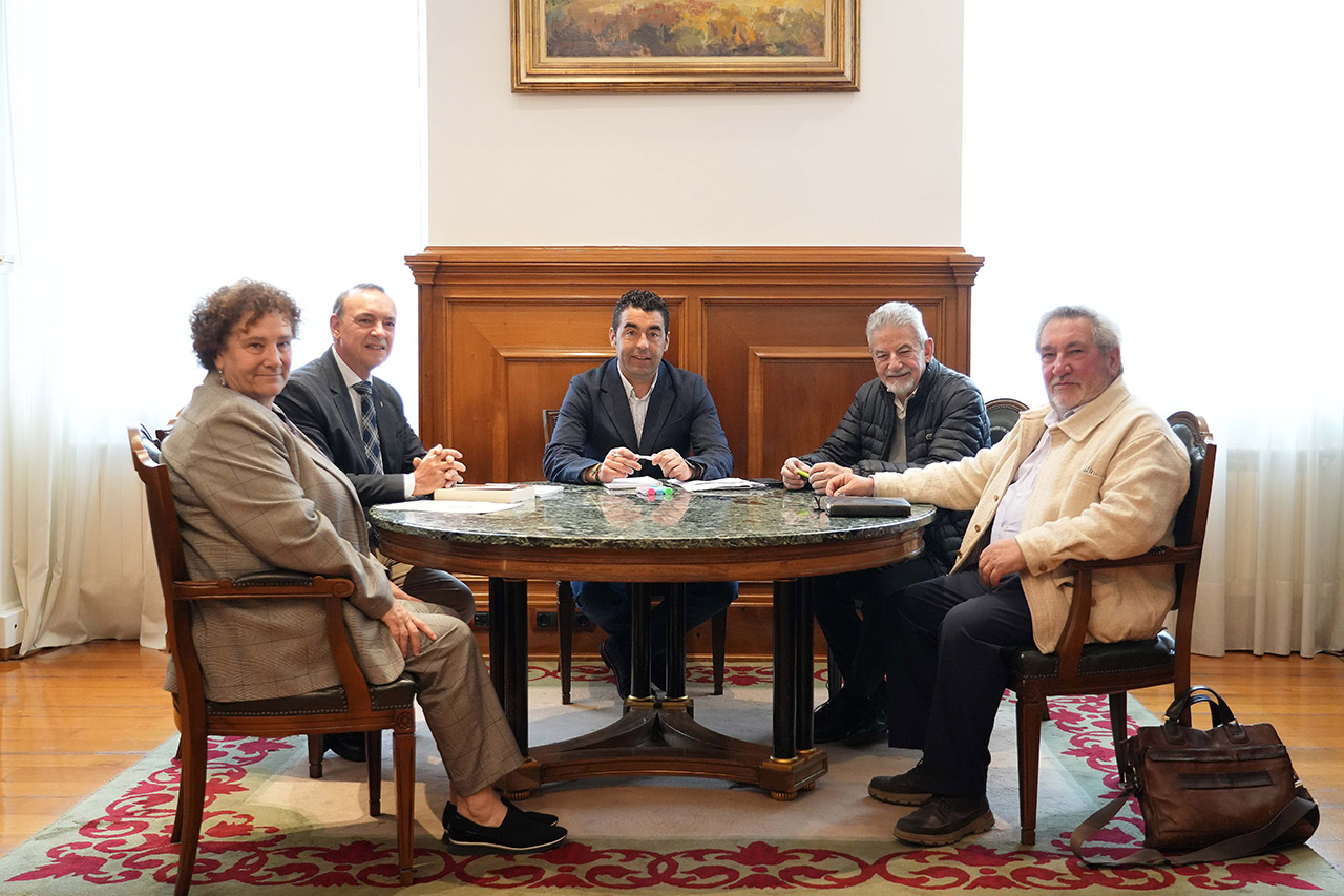 Luis López mantén un encontro institucional con representantes da Academia Xacobea