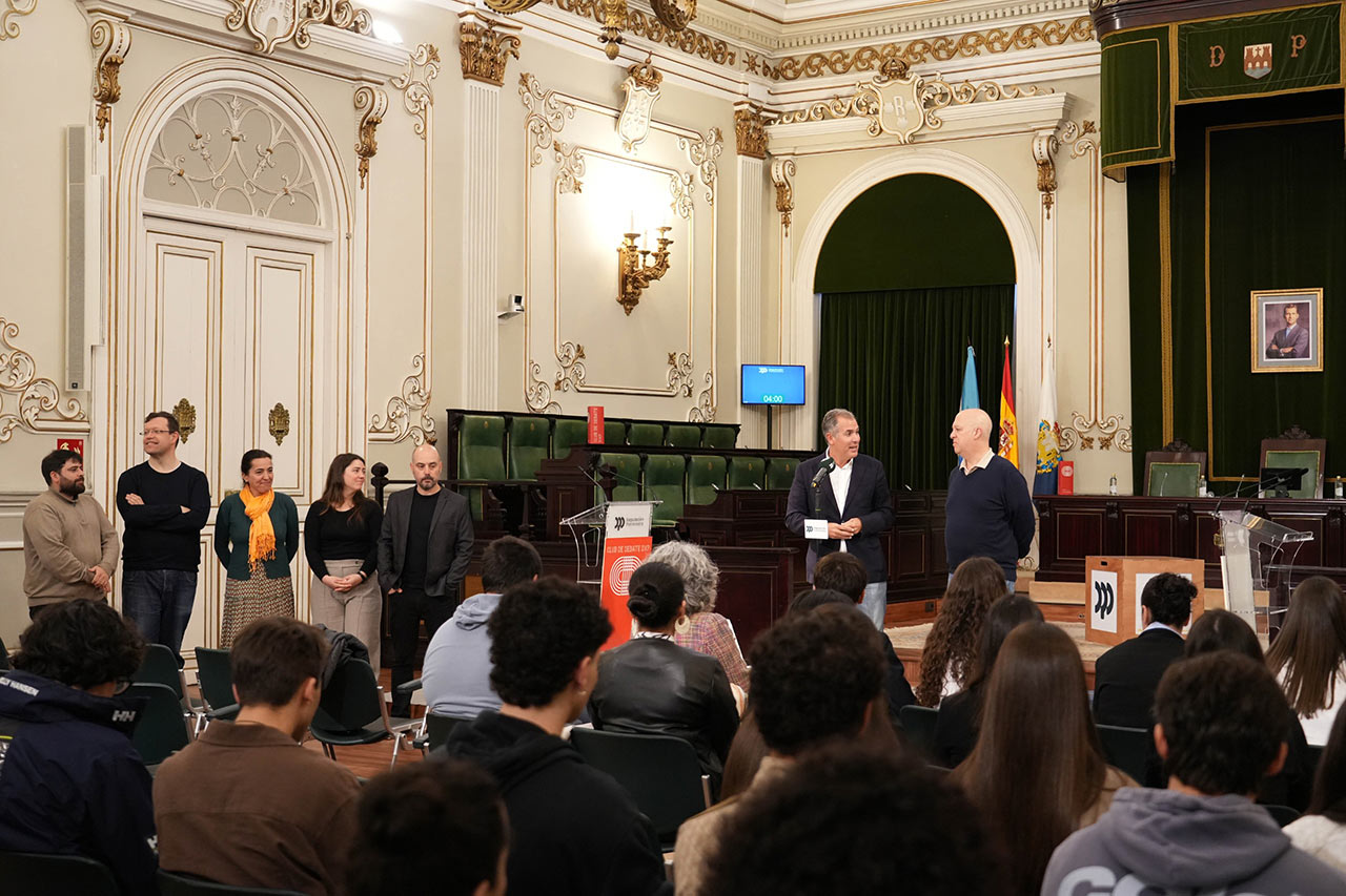 Rafa Domínguez saúda aos participantes na final do Club de Debate da Universidade de Vigo