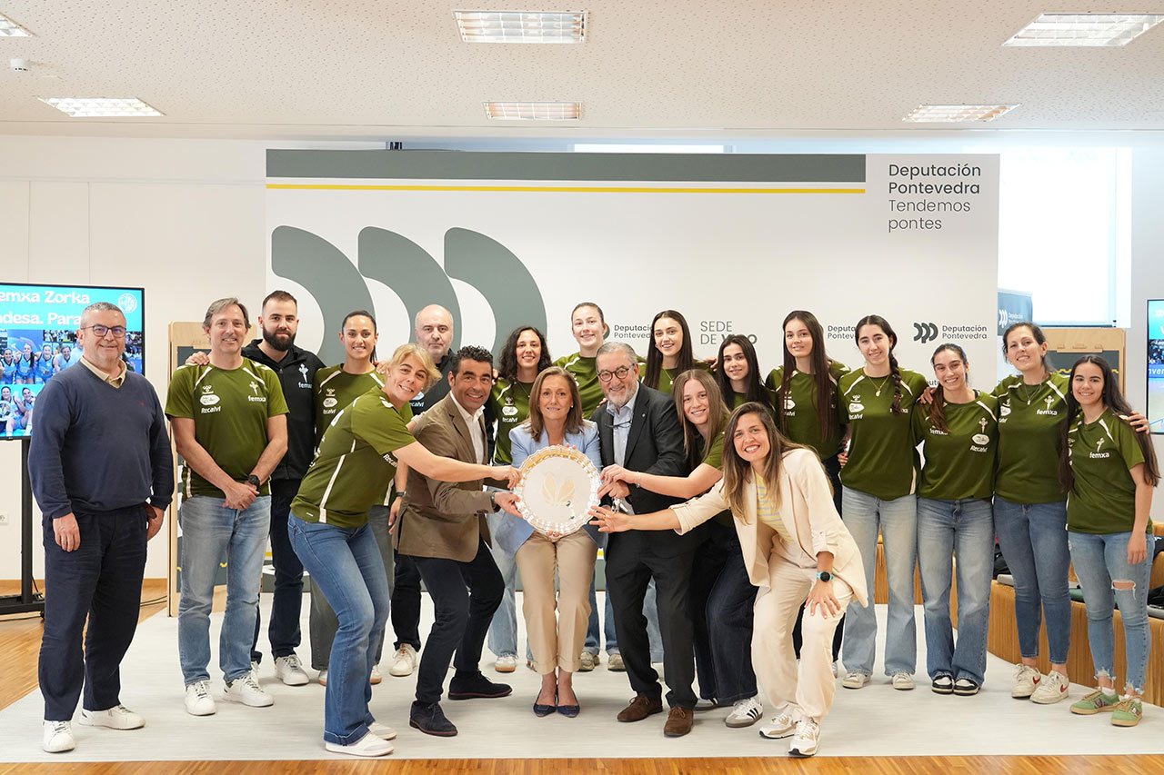 Luis López e Luisa Sánchez felicitan ás xogadoras do Celta polo seu ascenso á elite do baloncesto nacional