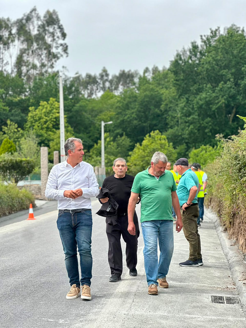 A Deputación supervisa as obras de mellora da drenaxe e seguridade viaria nun treito da estrada provincial ao seu paso por Xeve, en Pontevedra