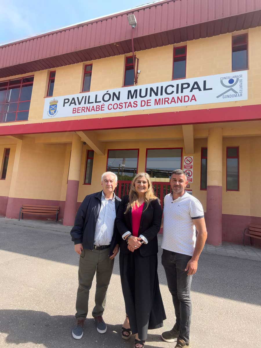 Paula Bouzós diante do pavillón de Gondomar