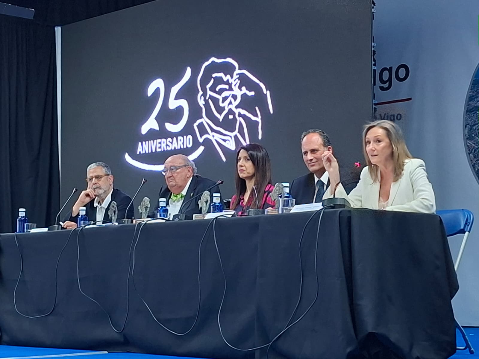 Luisa Sánchez reivindica na Bienal Terras Gauda o cartelismo como unha arte que forma parte da vida cotiá
