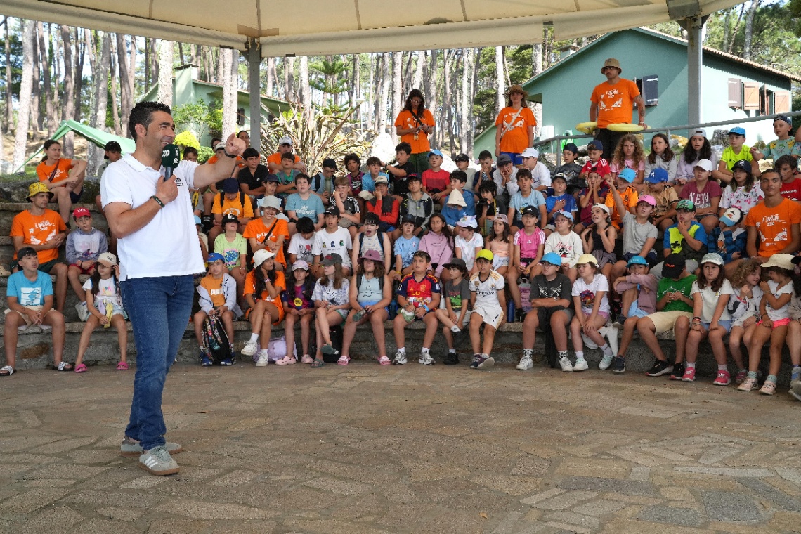 Luis López dá a benvida ás nenas e nenos que inician no Centro Vacacional da Lanzada uns campamentos de verán da Deputación que desfrutarán este ano 1.540 menores