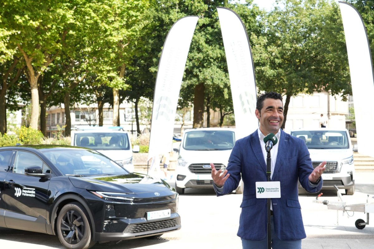Luis López entrega a 33 clubs deportivos de toda a provincia e de distintas disciplinas as furgonetas, remolques e vehículos adaptados do primeiro DepoVAN