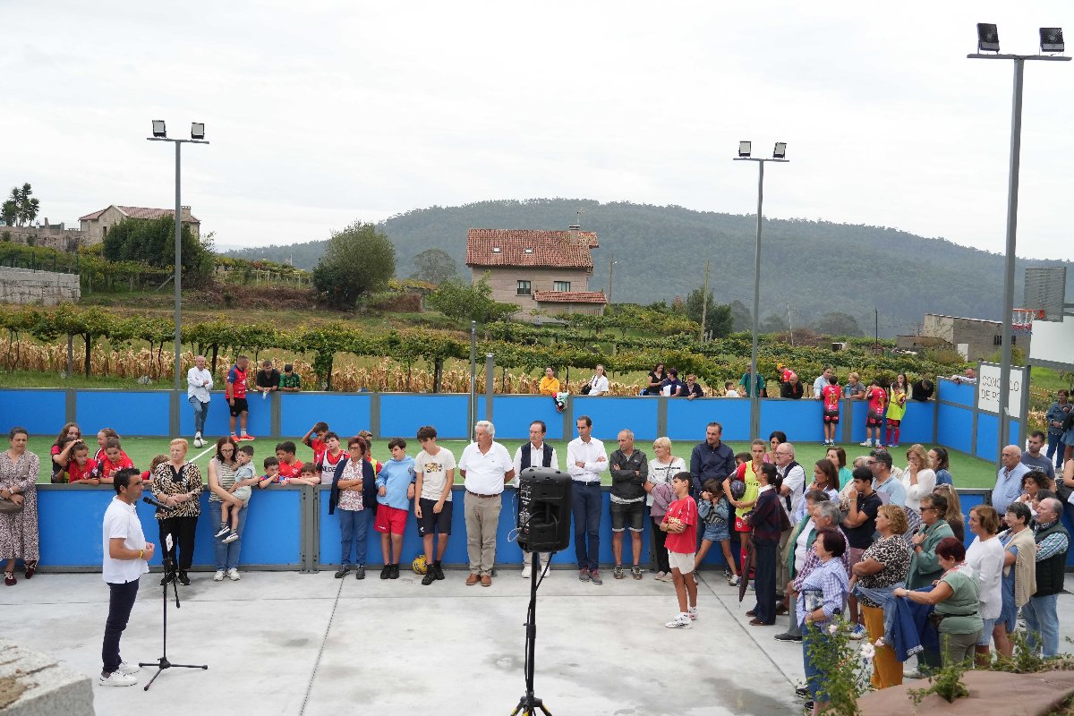 Luis López celebra o avance da provincia do deporte cunha nova pista polideportiva en Vilariño, que eleva en 140.000€ o apoio da Deputación ao Concello de Poio