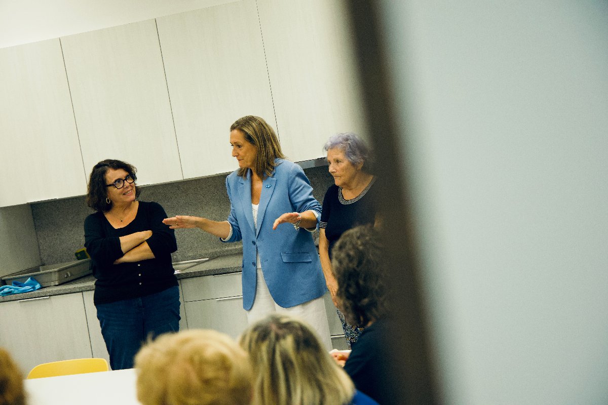 Luisa Sánchez visita a AV Praza da Miñoca en Vigo co gallo do inicio de novos cursos do programa provincial +Xuntas