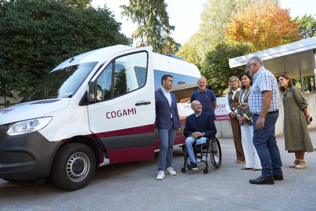 Luis López entrega a Cogami a primeira furgoneta das axudas provinciais Impulsa Benestar para axudar aos colectivos a reforzar o seu compromiso social