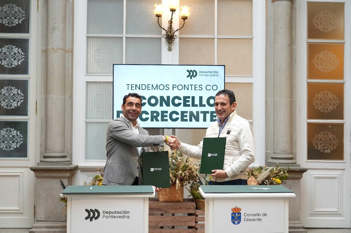 Luis López asina co alcalde de Crecente, Julio César García-Luengo, unha achega de preto de 0,5M€ para a humanizar o acceso ao núcleo de Corga en Sendelle