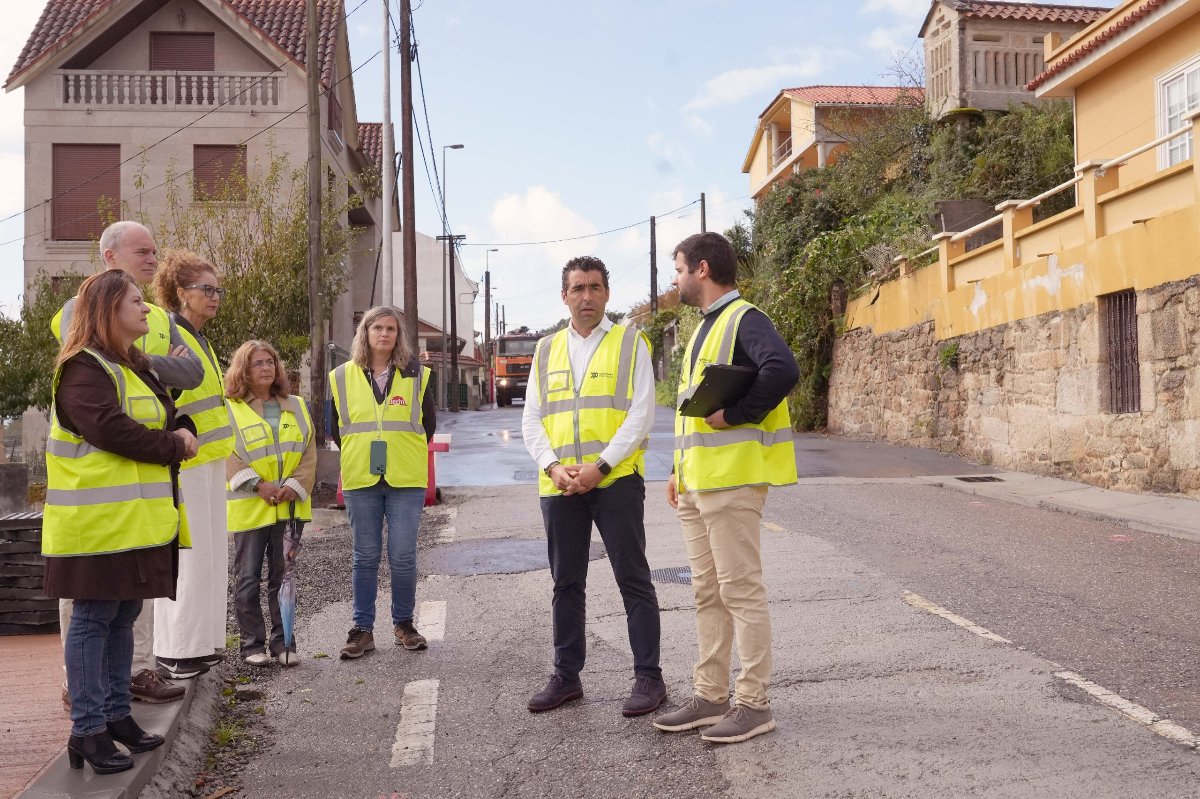 Luis López supervisa en Cangas o avance da construción dunha senda peonil e mellora da seguridade viaria entre A Magdalena e Aldán onde a Deputación inviste 1,5M€
