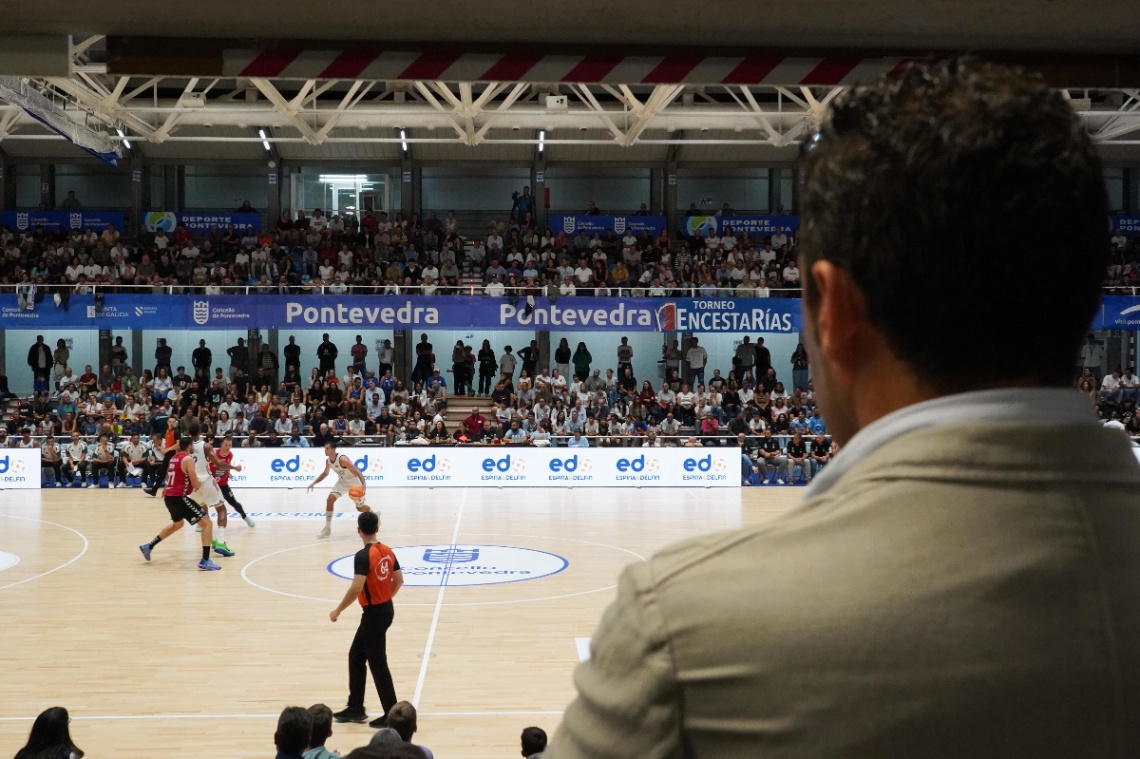 Luis López e Rafa Domínguez asisten en Pontevedra ao partido de baloncesto entre o Real Madrid e o Río Breogán