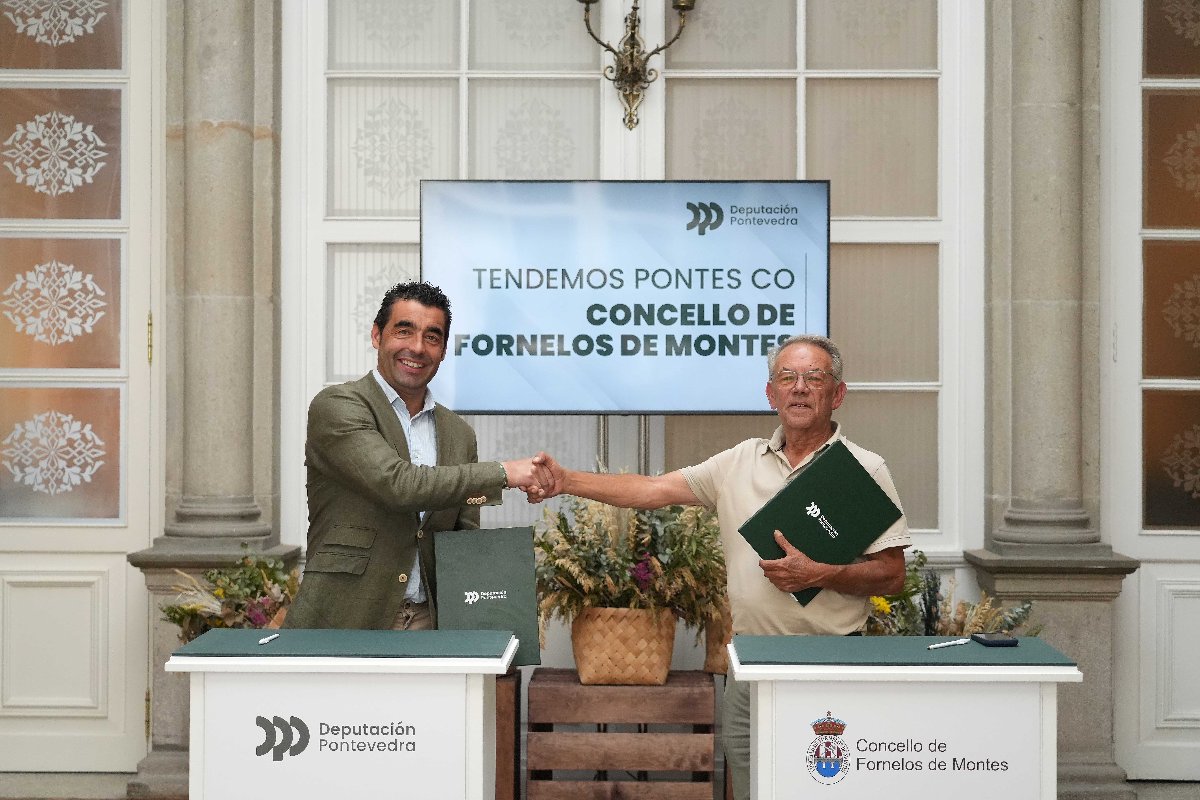 Luis López asina co alcalde de Fornelos de Montes, Emiliano Lage, un investimento de máis de 220.000€ para a urbanización da praza da Curuxeira de Calvos