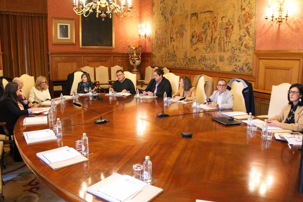 representantes de institucións na mesa de Turismo 