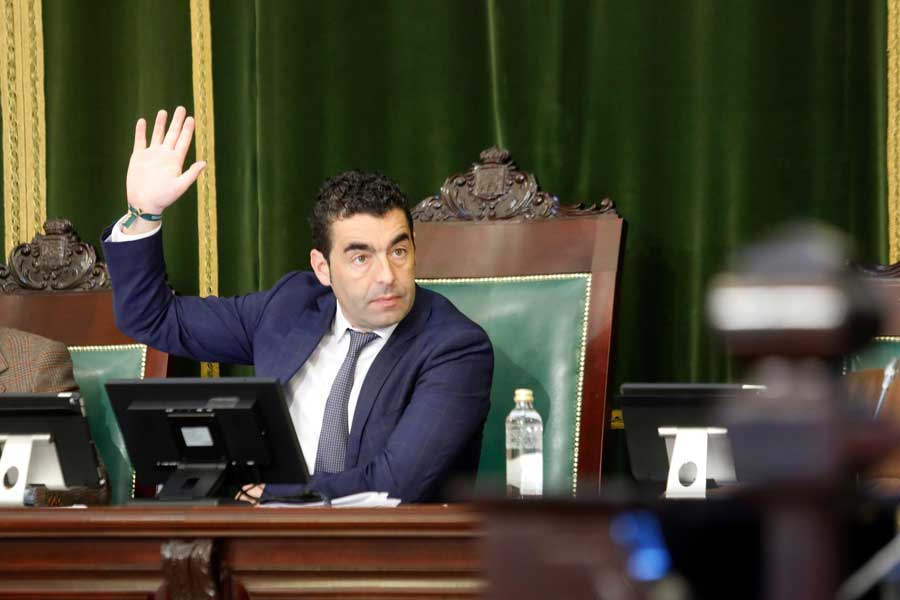 El presidente da Deputación votando no pleno