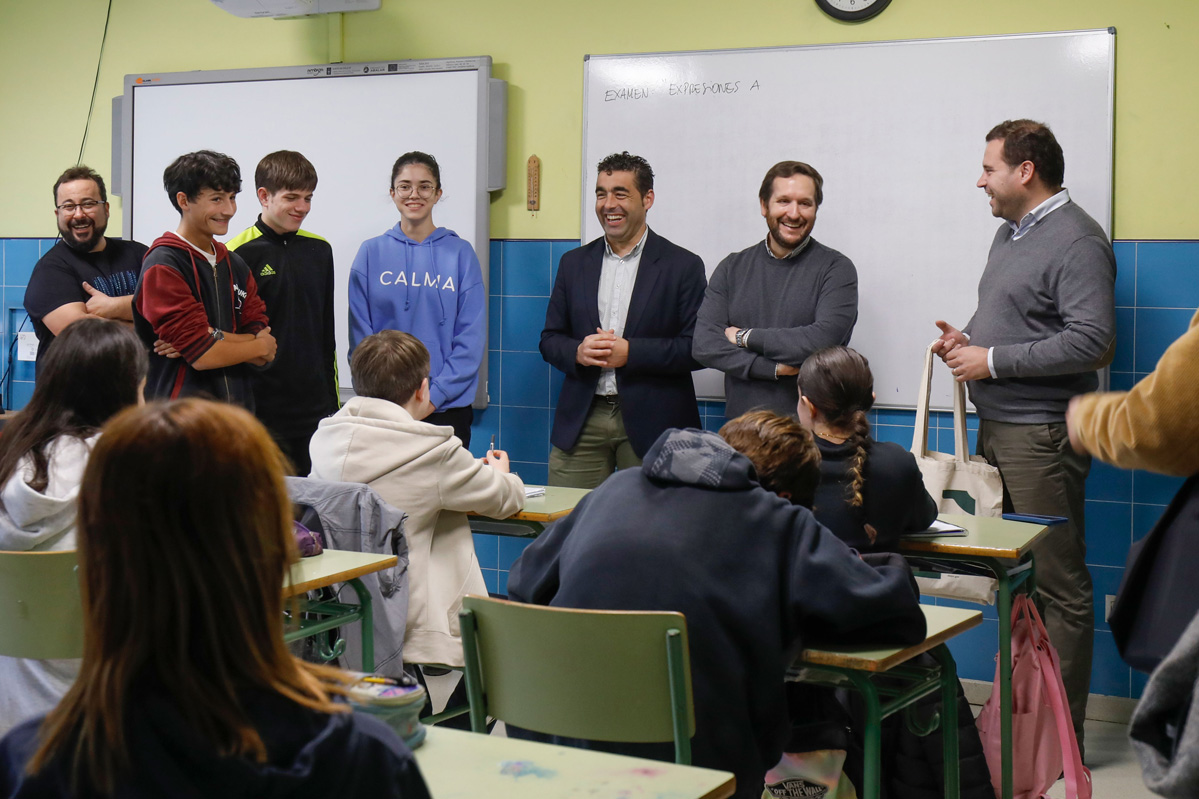 Luis López eloxia o alumnado redondelán que participará na Olimpíada Xuvenil de Ciencias en Tailandia