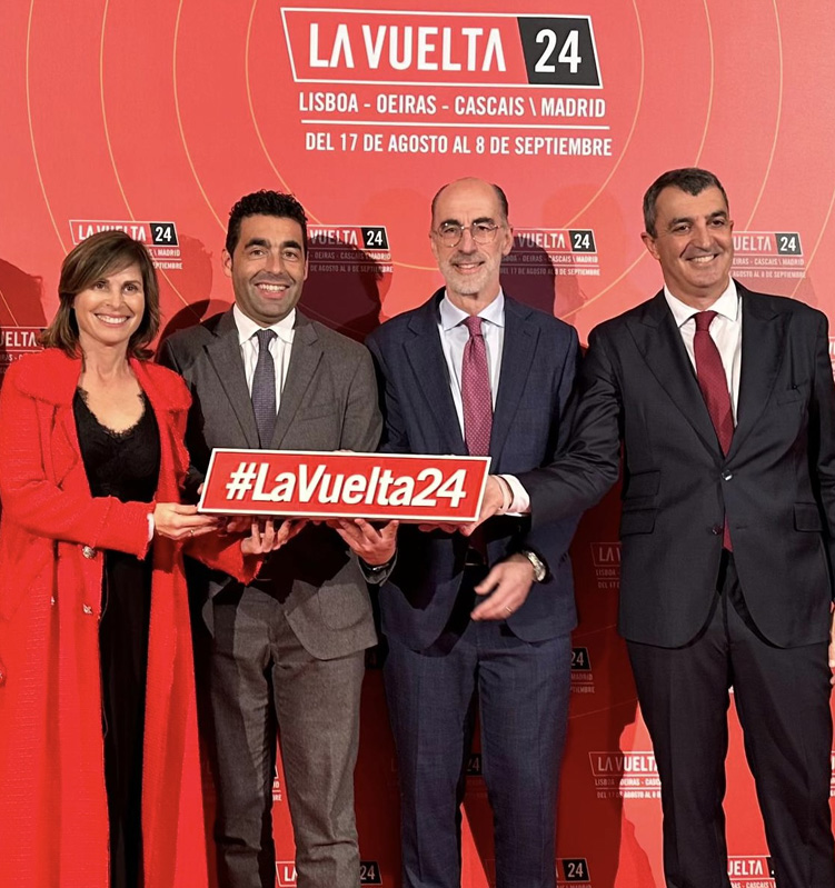 O presidente, Luis López, acompañado pola deputada de Turismo, Nava Castro, asistiu á presentación do percorrido de La Vuelta 2024