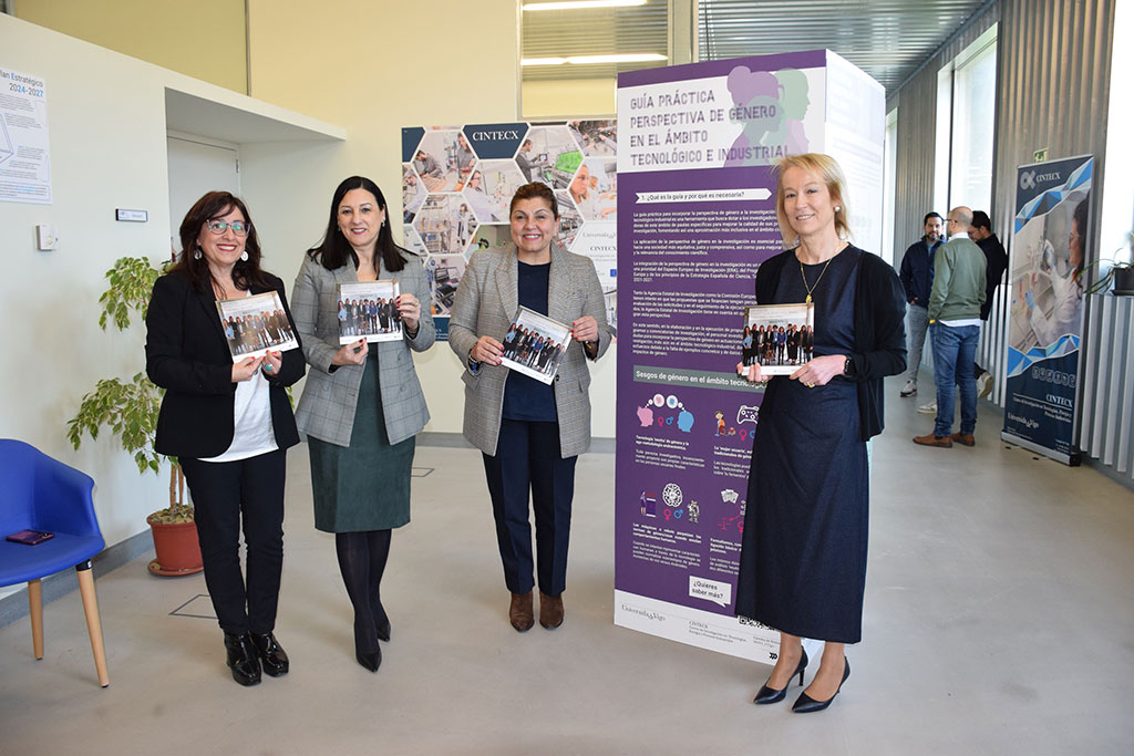 Sandra Bastos, xunto coa directora do centro, Concepción Paz, e a vicerreitora de Investigación, Belén Rubio