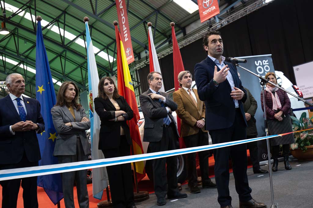 Luis López inaugurando o Salón do Automóvil de Vigo