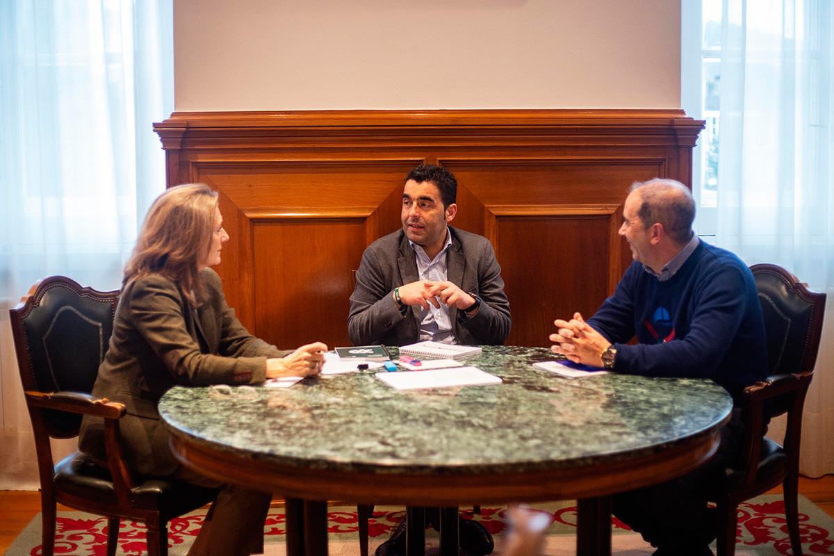 Luis López e Luisa Sánchez recibiron ao presidente da Federación Galega de Automobilismo