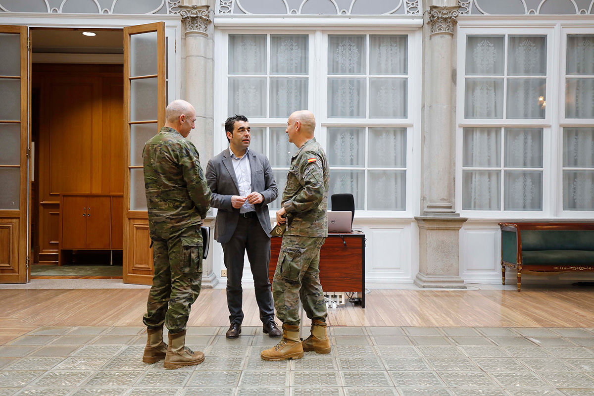 Luis López xunto ao xeneral xefe da Brigada Galicia VII-Brilat, Alfonso Pardo de Santayana Galbis; e o xefe da Unidade de Servizos da Base General Morillo, o coronel Carlos Molina Franco