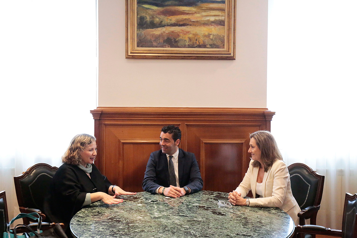 O presidente da Deputación de Pontevedra, Luis López, xunto coa vicepresidenta Luisa Sánchez, recibiron no Pazo provincial á consulesa da República de Arxentina en Vigo, Silvina Isabel Montenegro