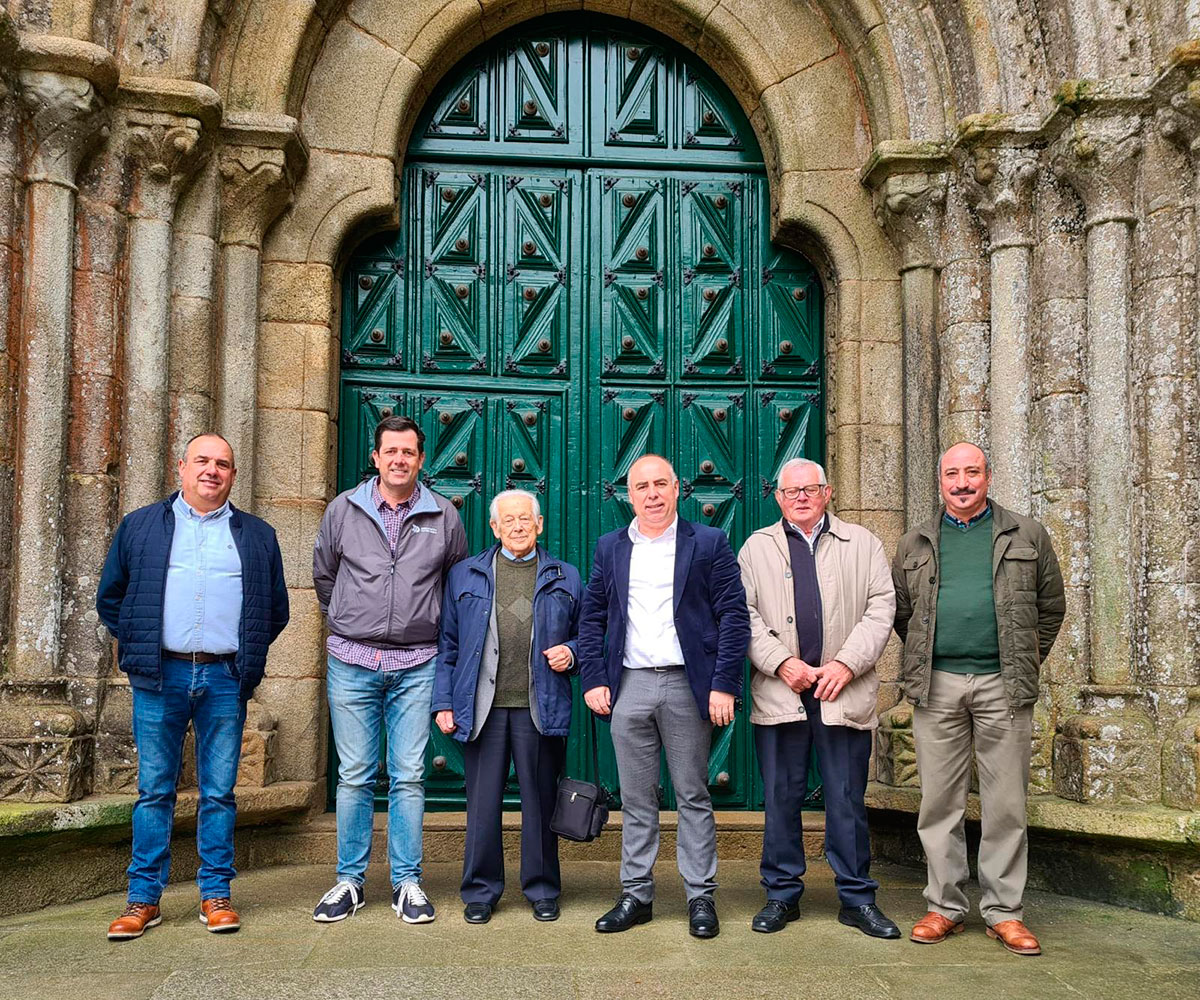 Os deputados Javier Tourís e Marcos Guisasola no mosteiro da Armenteira