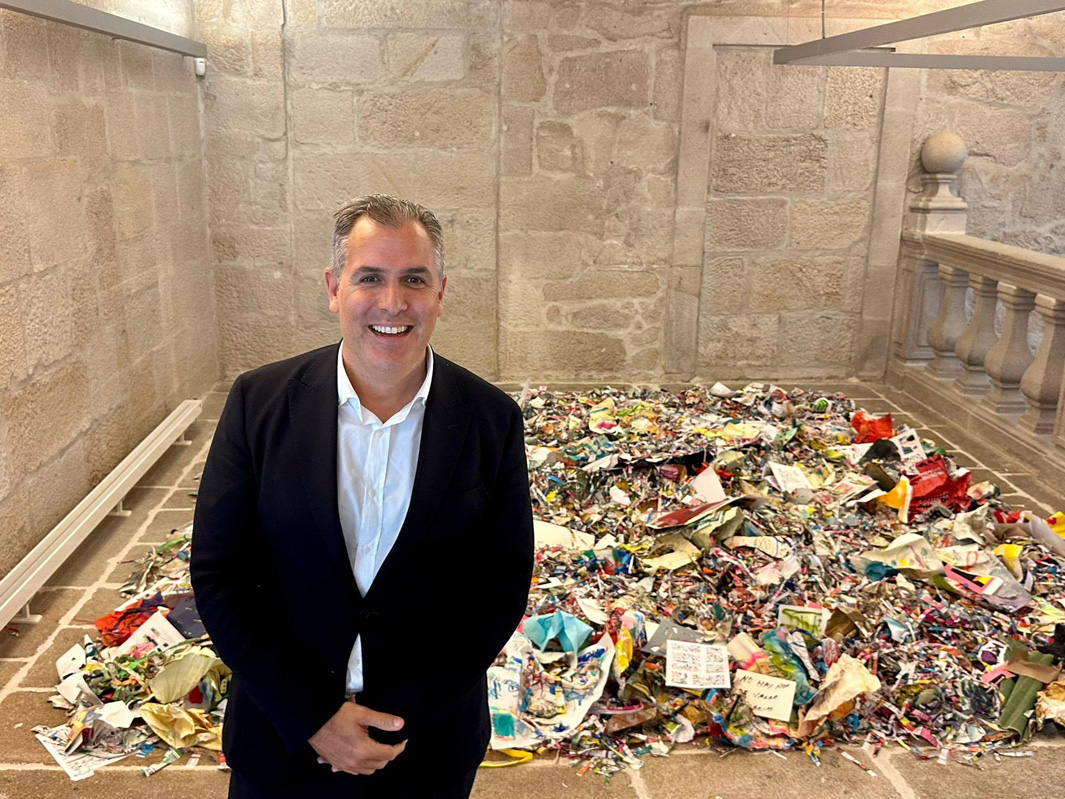 Rafa Domínguez inaugura a exposición Pregar a pintura