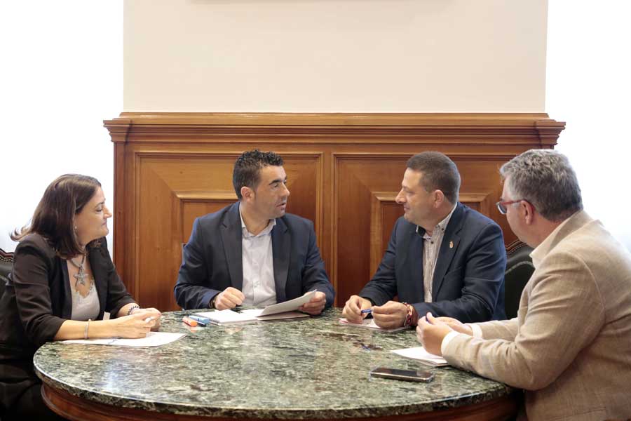 Reunión de Luis Lóez co alcalde de Cuntis