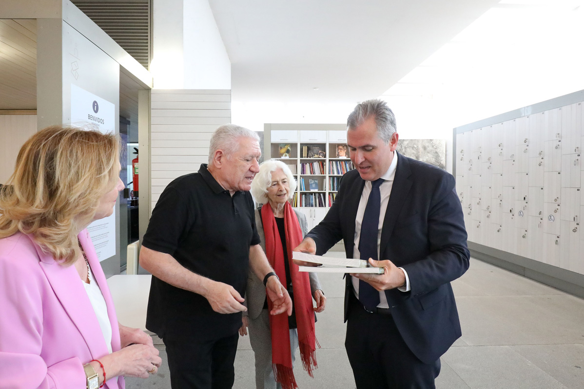Rafa Domínguez percorre con Lluis Bassat o Museo de Pontevedra