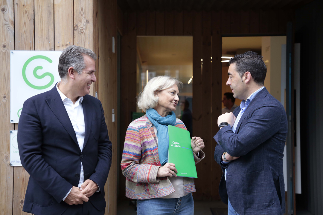 visita a sede da AECC en Pontevedra