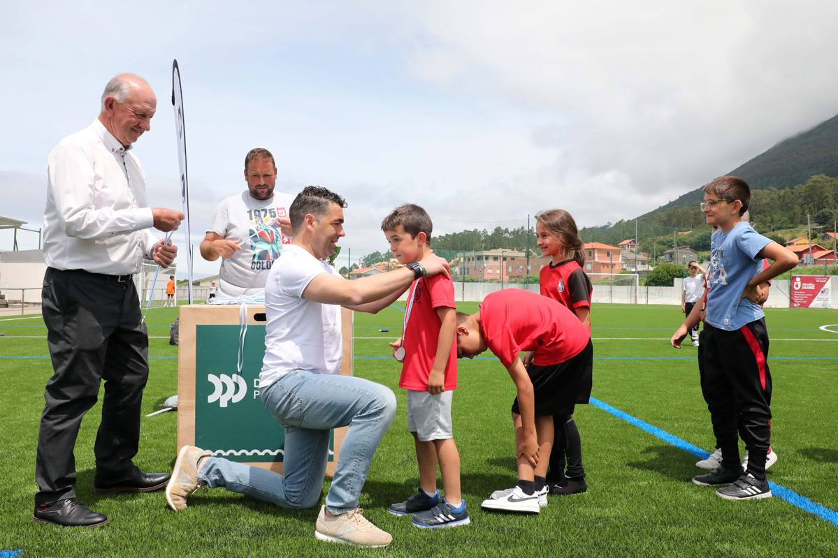 Luis López entrega os trofeos do campionato inaugural do campo de fútbol das Tornas