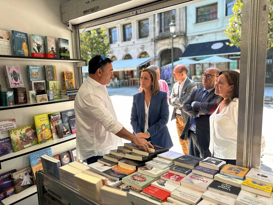 Luisa Sánchez na inaguración da feira do libro en Vigo