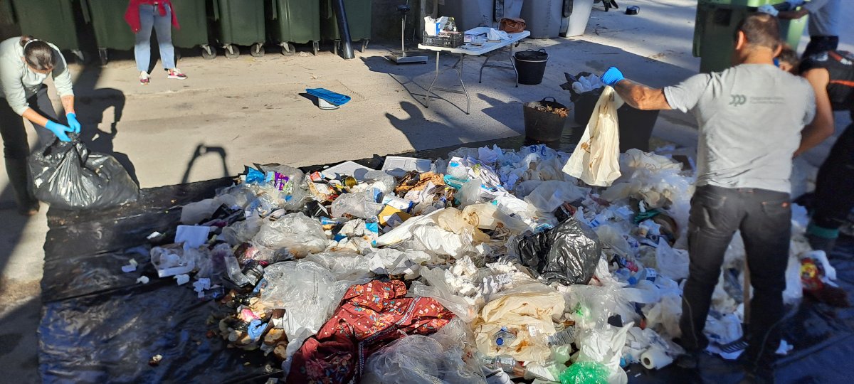 Titular: A hostalería e o comercio, claves na separación: case tres cuartas partes do contido do colector de resto deberon ir á reciclaxe